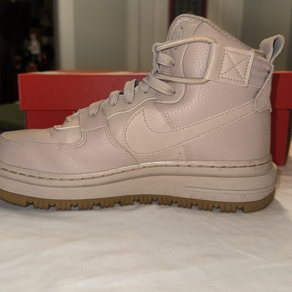 Nike Air Force 1 Utility 2.0
Fossil Stone (Women's)
Women’s size 8 - Picture 4 of 7